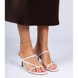 Vita eleganta flip flops på en hög häl 2