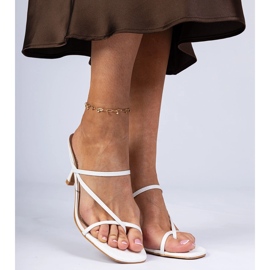 Vita eleganta flip flops på en hög häl 3