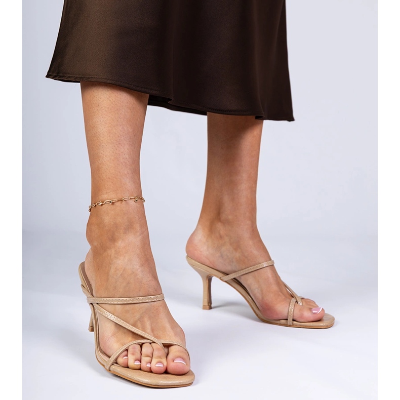 Beige eleganta flip flops på en hög häl 1