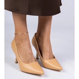 Bruna klassiska pumpar på en Eco -Leather High Heel 1