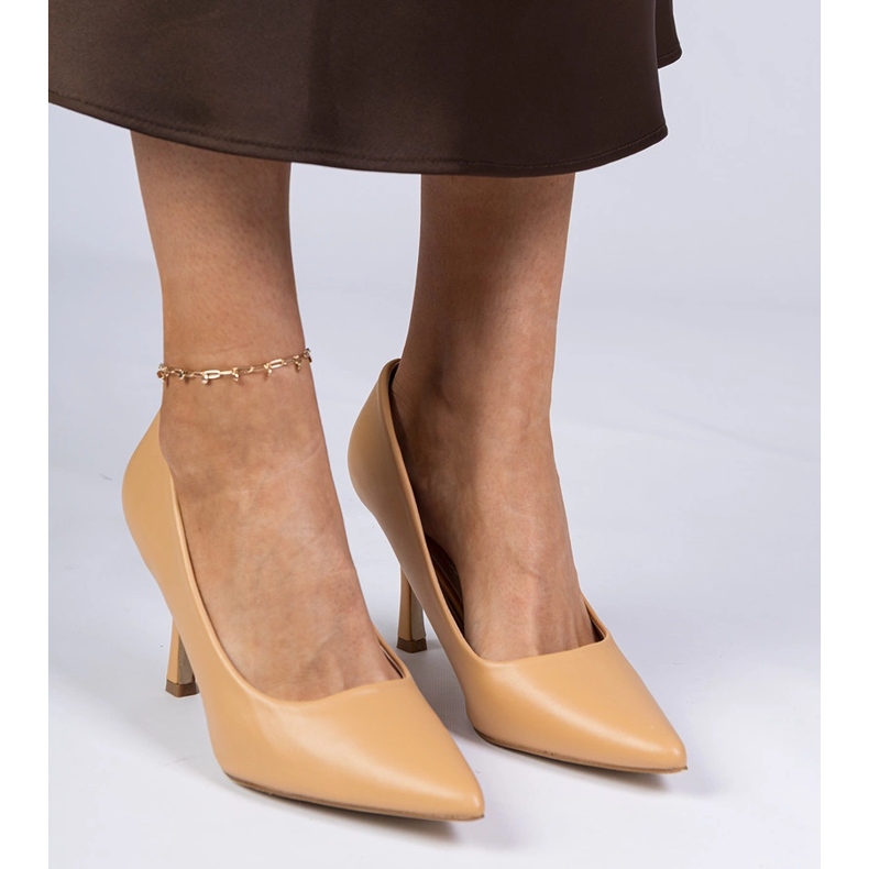 Bruna klassiska pumpar på en Eco -Leather High Heel 1