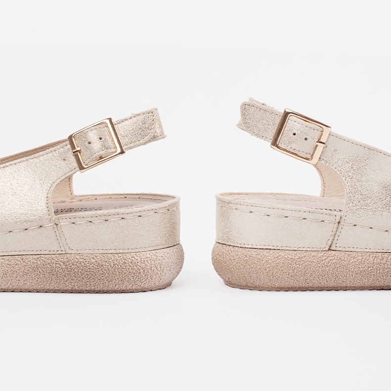 Goodin Sandaler i guld med innersula i läder gyllene 1