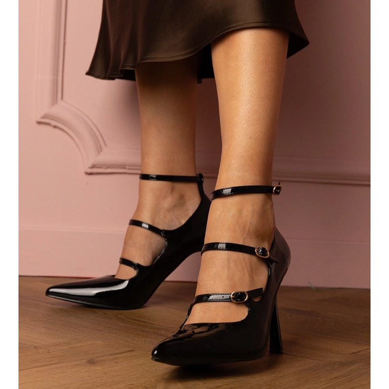 Svarta pumpar lackade på en stift med spännen 1