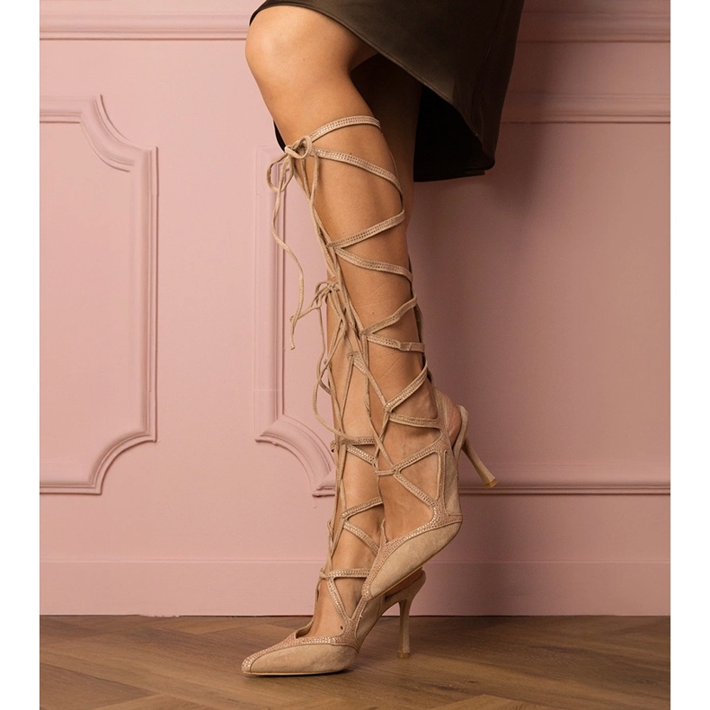 Beige sandaler på en hög häl bunden med zirkoner 1