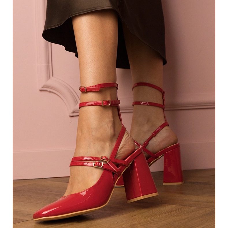 Röda pumpar lackade på posten 1