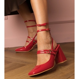 Röda pumpar lackade på posten 2