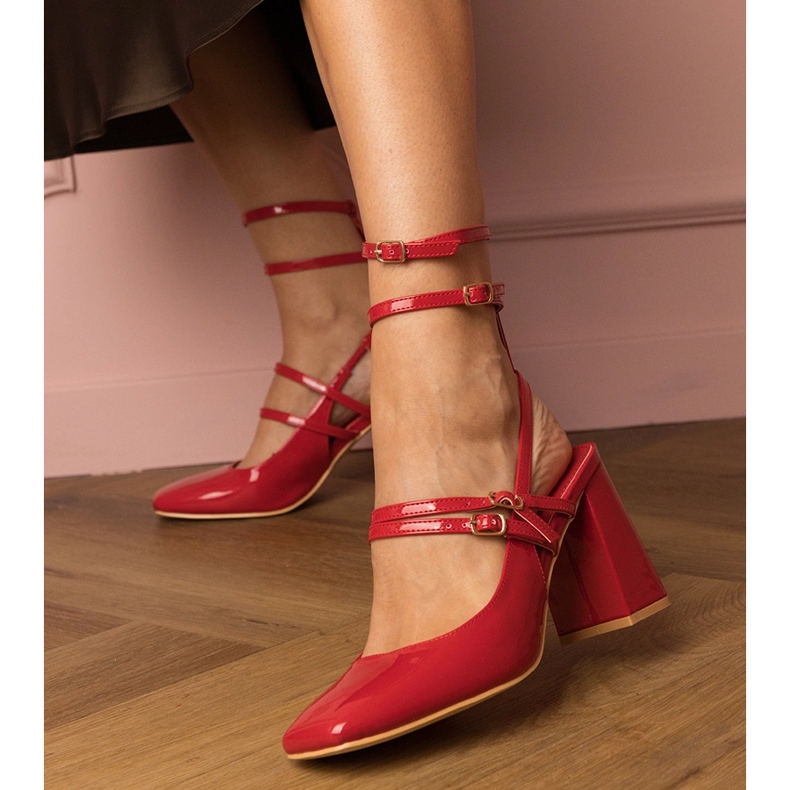 Röda pumpar lackade på posten 2