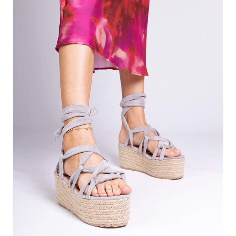 Grå espadrilles sandaler på en hög plattform 1