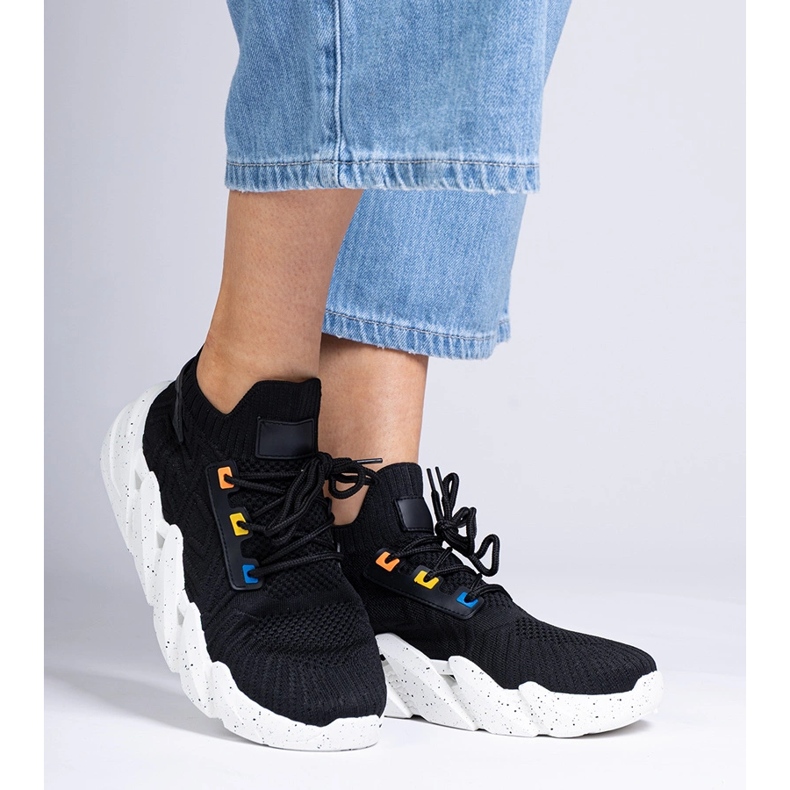 Svarta sportsneakers på en massiv sula 1