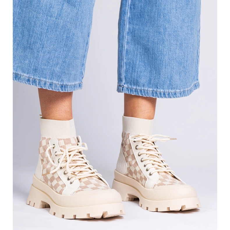 Beige stövlar sneakers på plattformen 1