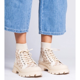 Beige stövlar sneakers på plattformen 2