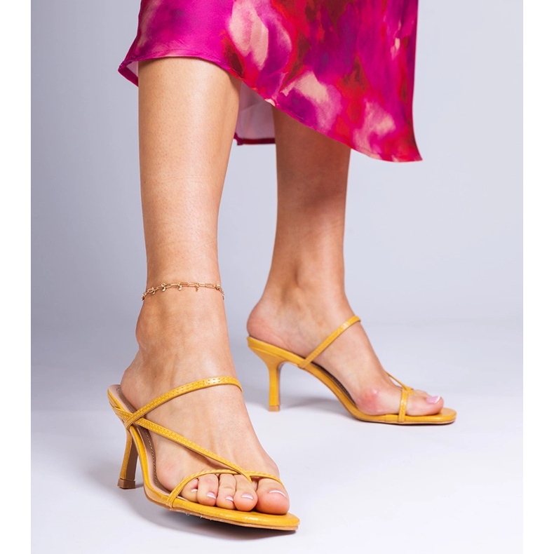 Gula eleganta flip flops på en hög häl 1