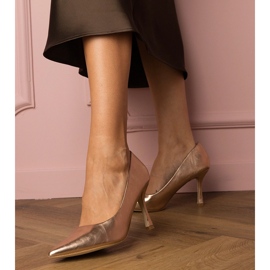 Klassiska champagnepumpar på en Eco -Leather Pin gyllene 2