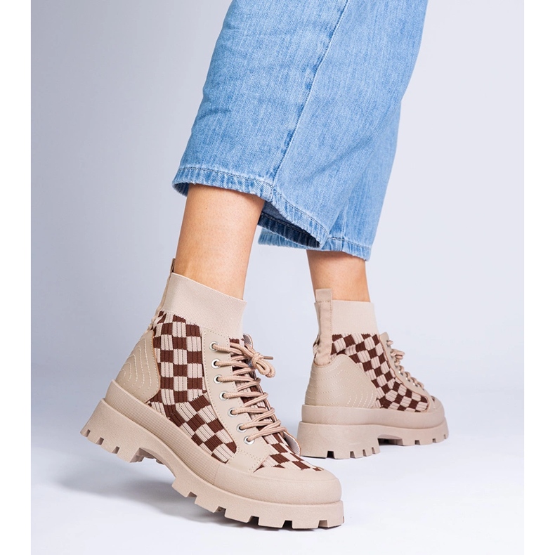 Bruna stövlar sneakers på plattformen 1