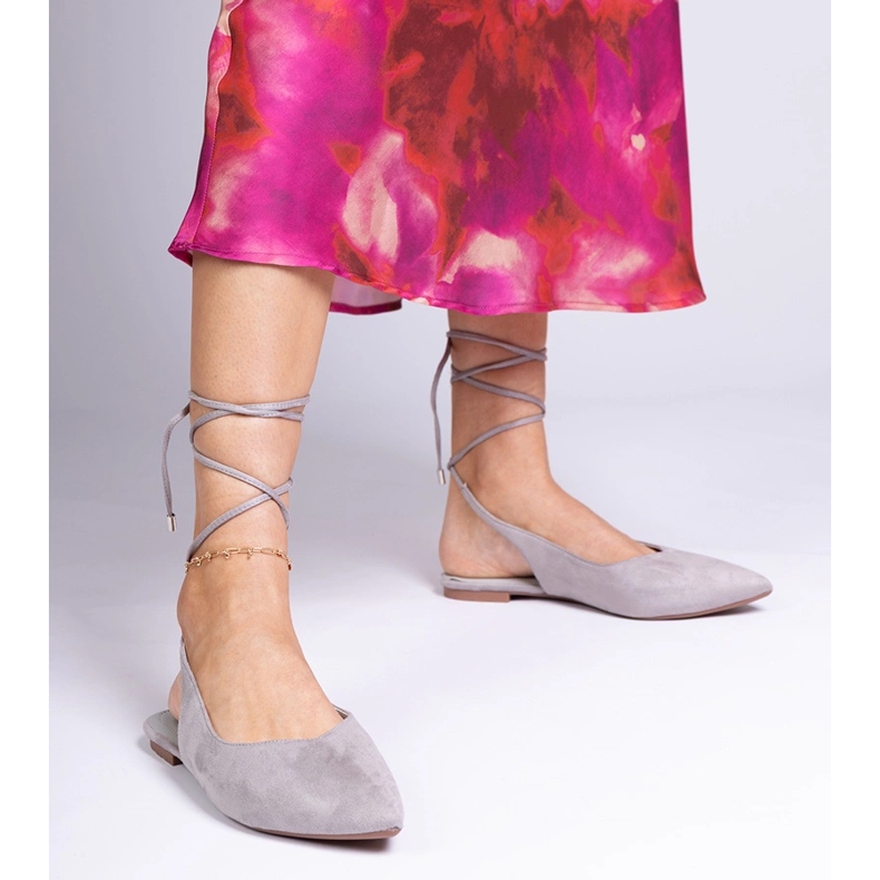 Grå platthelade pumpar bundna på fotleden 1