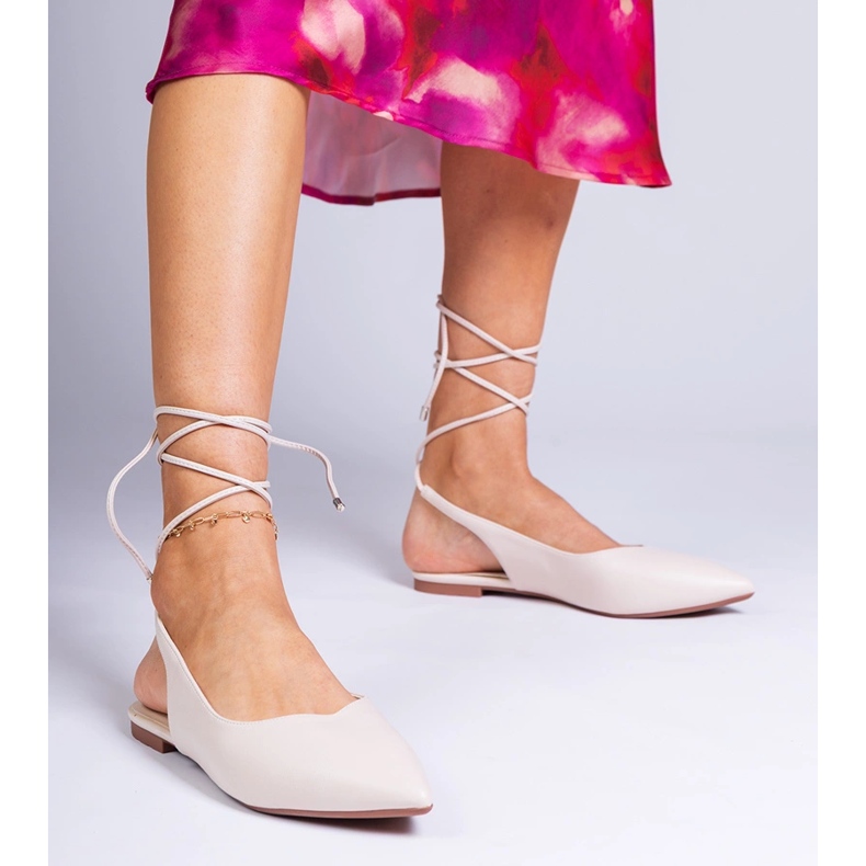 Beige platta klackar gjorda av eko -läder 1