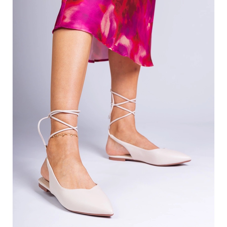 Beige platta klackar gjorda av eko -läder 2