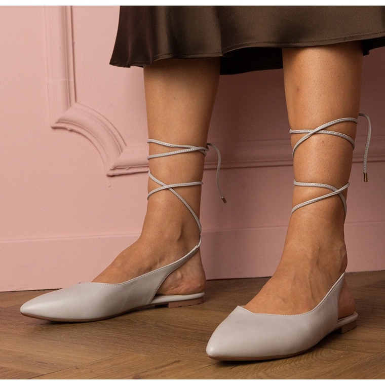 Grå platta klackar gjorda av eko -läder 1