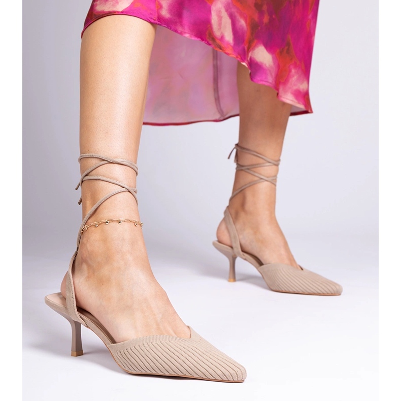 Brun materialpumpar på en hög häl med öppen 1