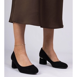 Svarta klassiska pumpar på ett lågt block 1