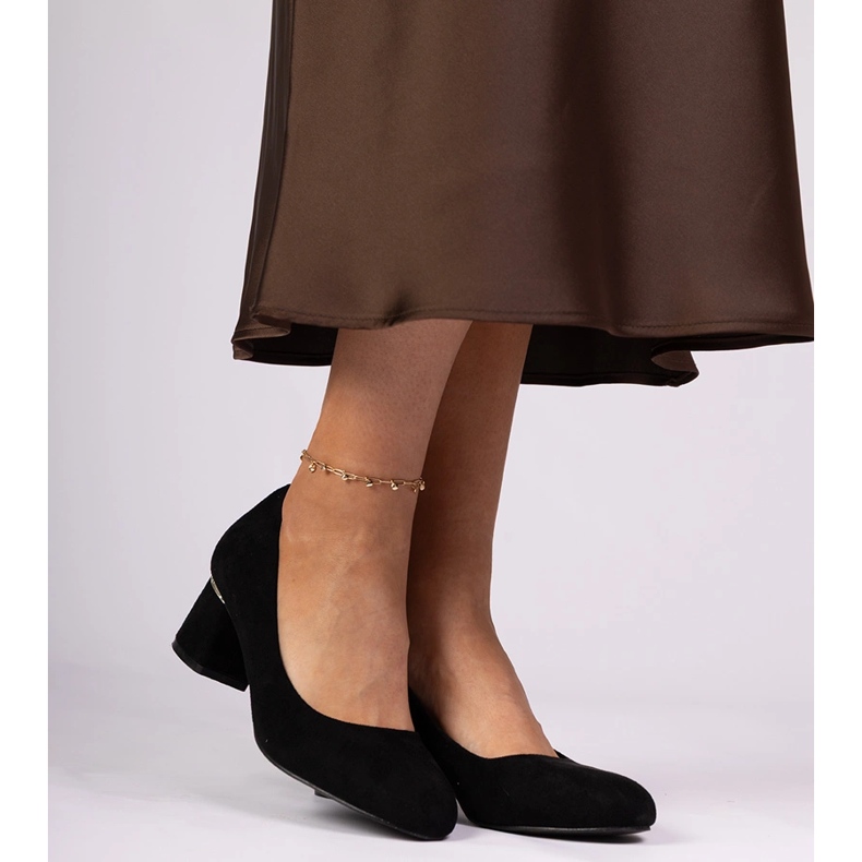 Svarta klassiska pumpar på ett lågt block 2