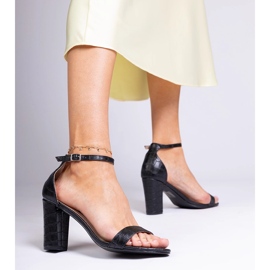 Svarta sandaler på stolpen 2