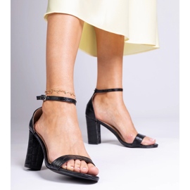 Svarta sandaler på stolpen 1