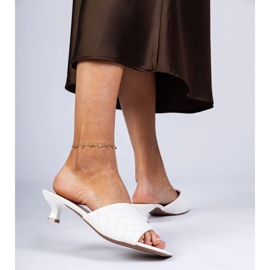 Vita lågklackade flipflops 2