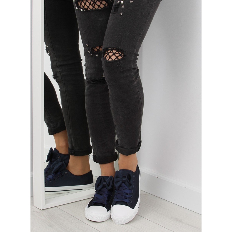 Damsneakers i marinblå satin 1