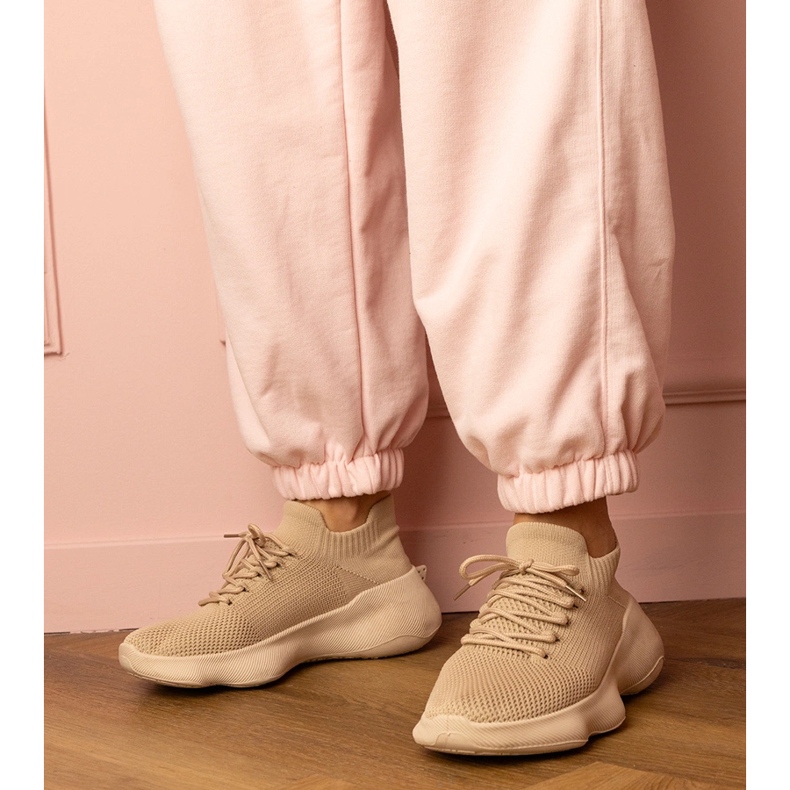Beige sportsneakers med en strumpor övre 1