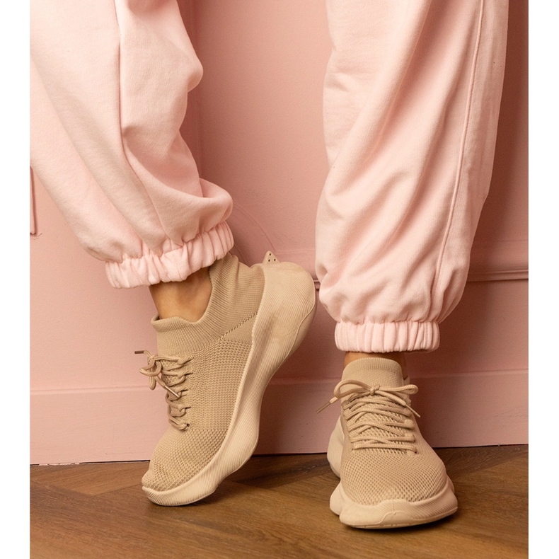 Beige sportsneakers med en strumpor övre 2