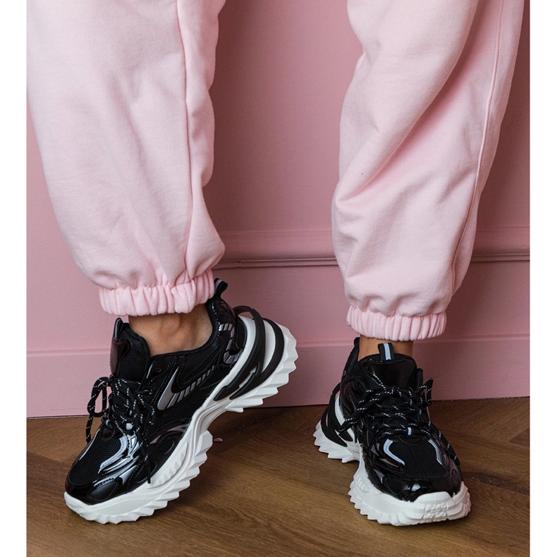 Svarta sportsneakers på en elegant sula 1