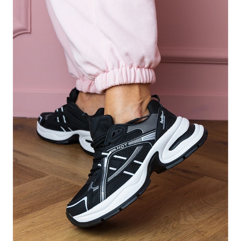 Svarta sportsneakers på en massiv sula 1