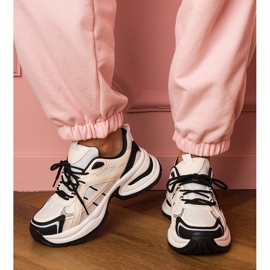 Vita och vita sportsneakers på en massiv sula 2