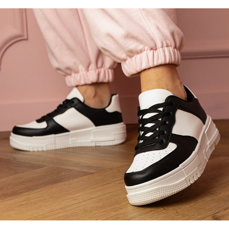 Svarta sportsneakers på platfotm 1