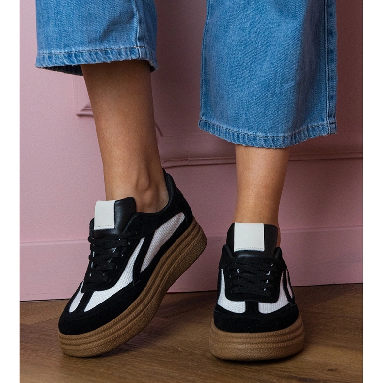 Svarta sneakers sneakers på en tjock sula 1