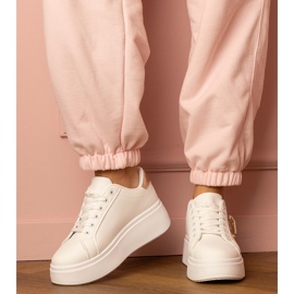 Vita sneakers med ett gyllene hjärta och en zirkonstift 1