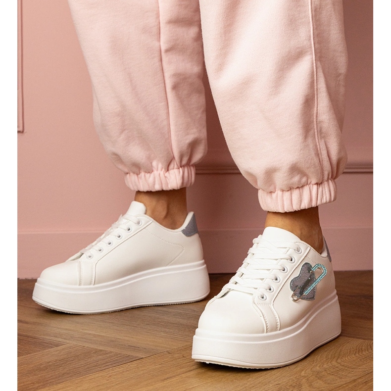 Vita sneakers med ett blått hjärta och en zirkonstift 1