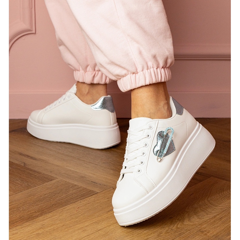 Vita sneakers med ett blått hjärta och en zirkonstift 2