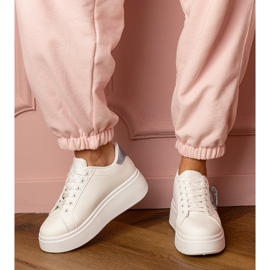 Vita sneakers med ett blått hjärta och en zirkonstift 3