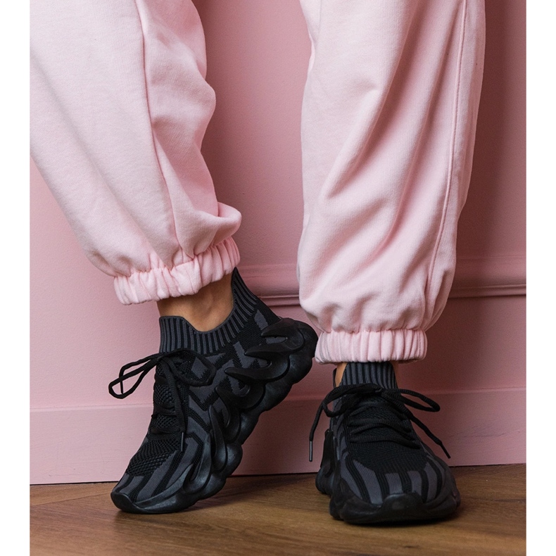 Svarta sportsneakers på en massiv sula 1