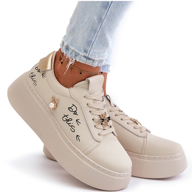 Vinceza Kvinnors lädersneakers på plattformen med stift och inskriptionen Vincez 89102 Beige 5