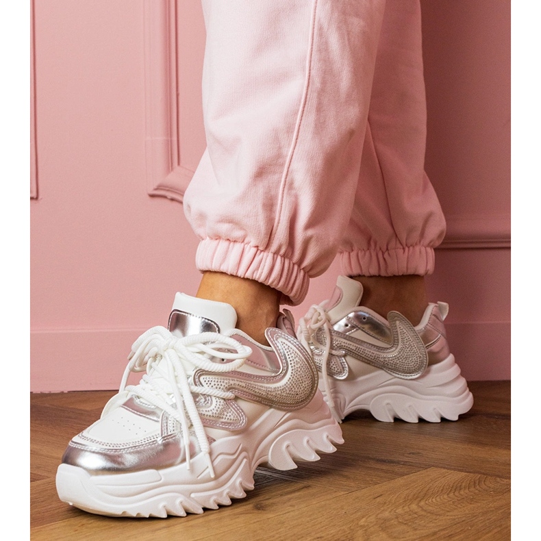 Vita sneakers på en massiv sula med zirkoner 1