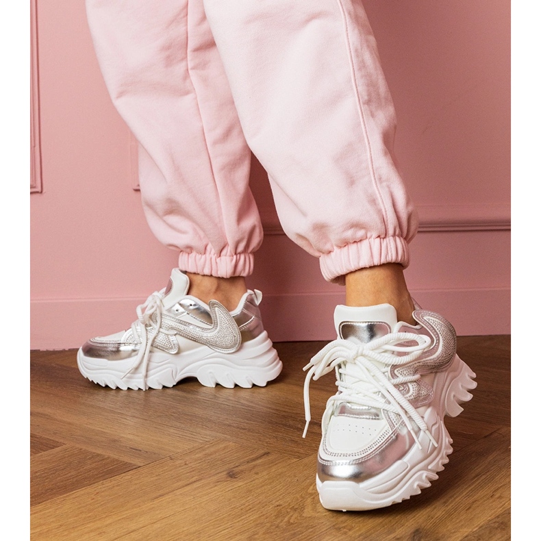 Vita sneakers på en massiv sula med zirkoner 2