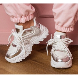 Vita sneakers på en massiv sula med zirkoner 3