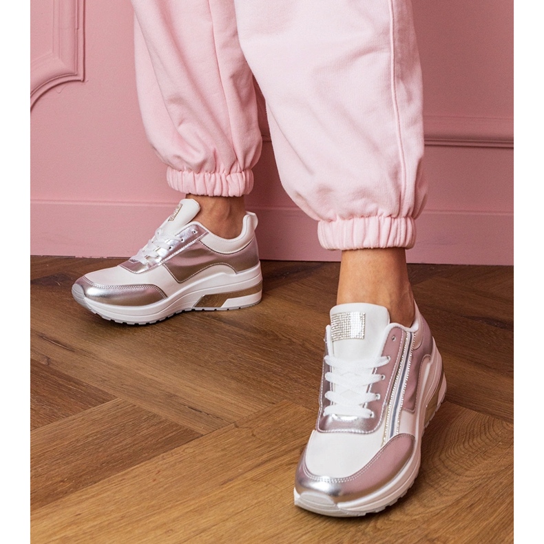 Vita sneakers med zirkoner och en metallinsättning 1