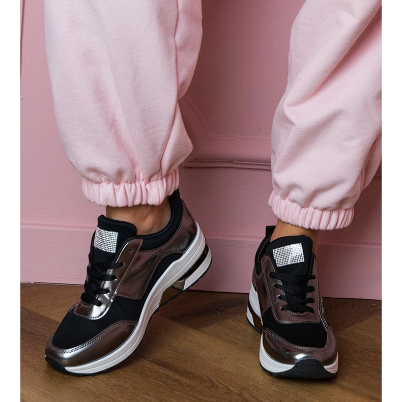 Svarta sneakers med zirkoner och en metallinsättning 1