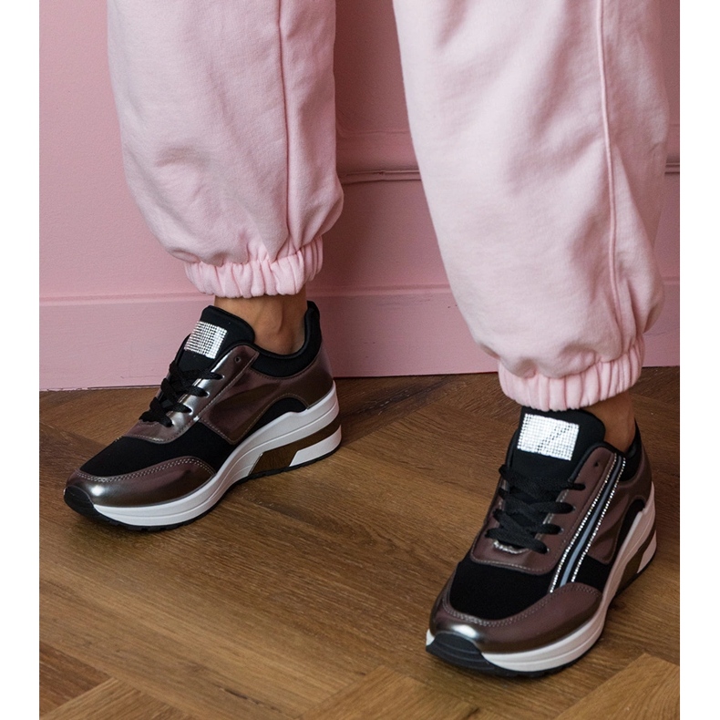 Svarta sneakers med zirkoner och en metallinsättning 2