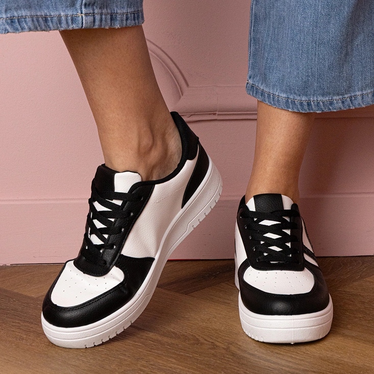 Svarta sneakers sneakers dekorerade med glitter 1