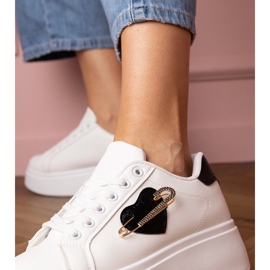 Vita sneakers med ett svart hjärta och en zirkonstift 3